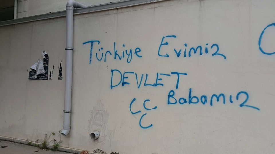 Antalya'da Milliyetçi Duvar Yazısı - "Türkiye Evimiz Devlet Babamız"
