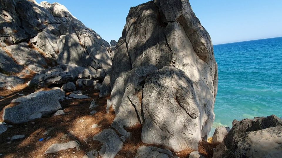 Küçük Çaltıcak Plajı ve kayalıklardan deniz manzarası Antalya gezi tatil mangal piknik yerleri