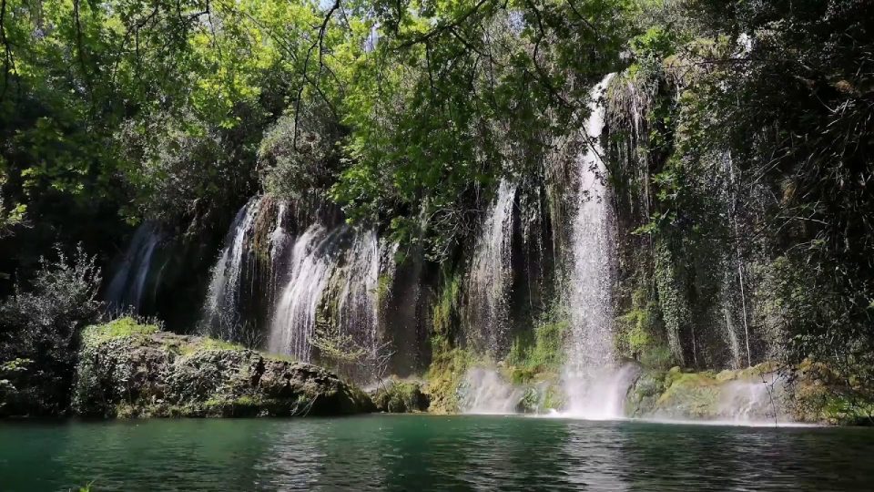 Şelale sesleri, ormanda cıvıl cıvıl kuşlar uykuya dalmak ve rahatlamak için