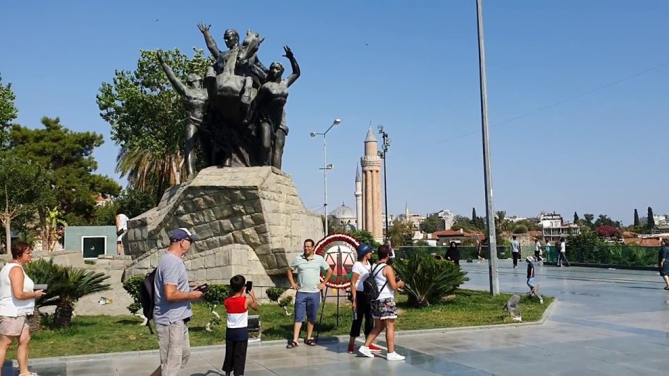 Cumhuriyet Meydanı Antalya Atatürk Heykeli Antalya Turistik Gezilecek Yerleri