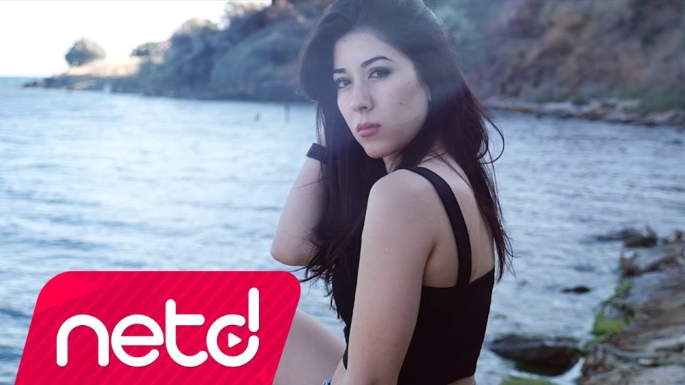 Melda Topbaş - Bilmem Şarkı Sözleri
