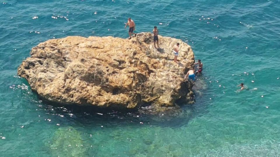 Beach Park Kayalıklarında Deniz Keyfi - Antalya Gezi Tatil