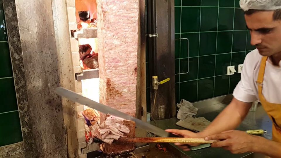 İstanbul Meşhur Dönerciler - Dönerci Hamdi Usta Döner Kesilişi