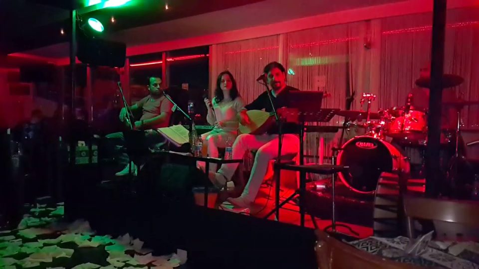 Al ömrümü koy ömrünün üstüne sözleri - Alanya Türkü Bar Canlı Performans
