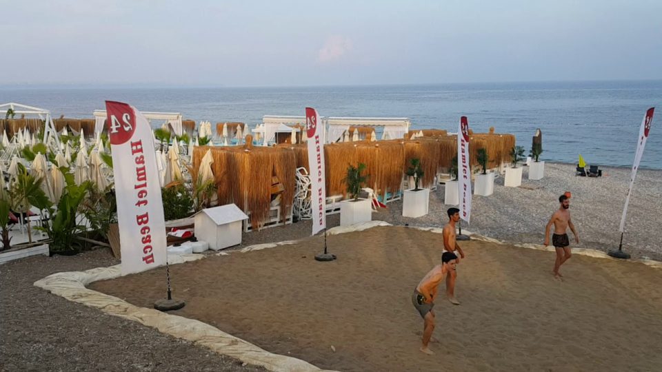 Konyaaltı Sahil Yolunda Plaj Voleybolu Oynayanlar - Antalya Gezi Tatil