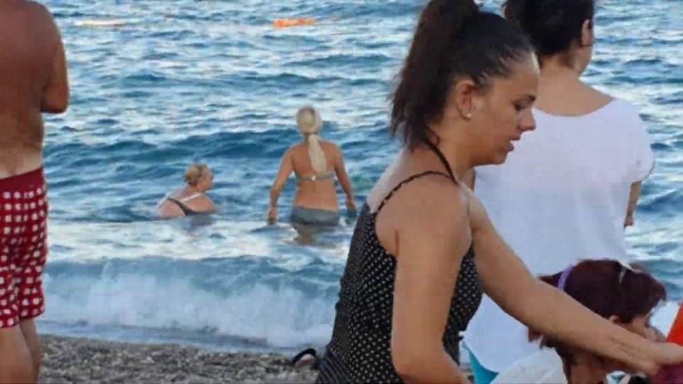 Konyaaltı Plajı Denize Girenler - Antalya Deniz Manzarası Gezi Tatil