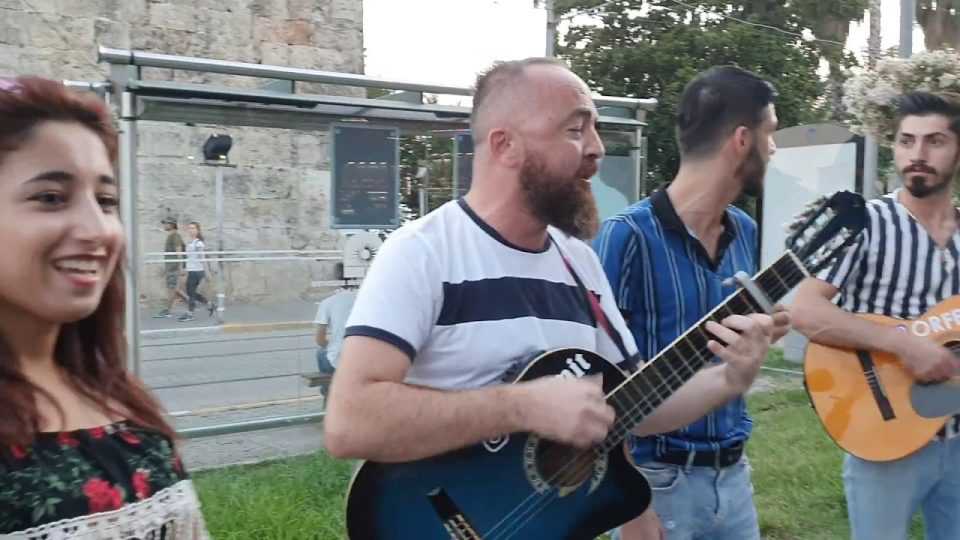 Ali Ayşeyi Seviyor - Cümle Alem Duydu Beni Sözleri - Grup Orfe07 İlanı Aşk