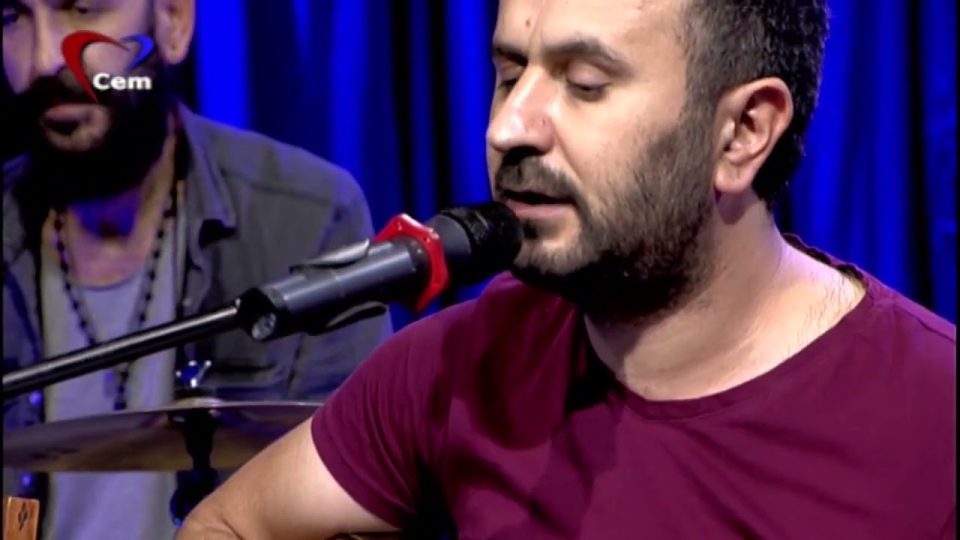 Dil Tengi - Evlerinin Önü Yoldur Yolaktır Şarkı Sözleri