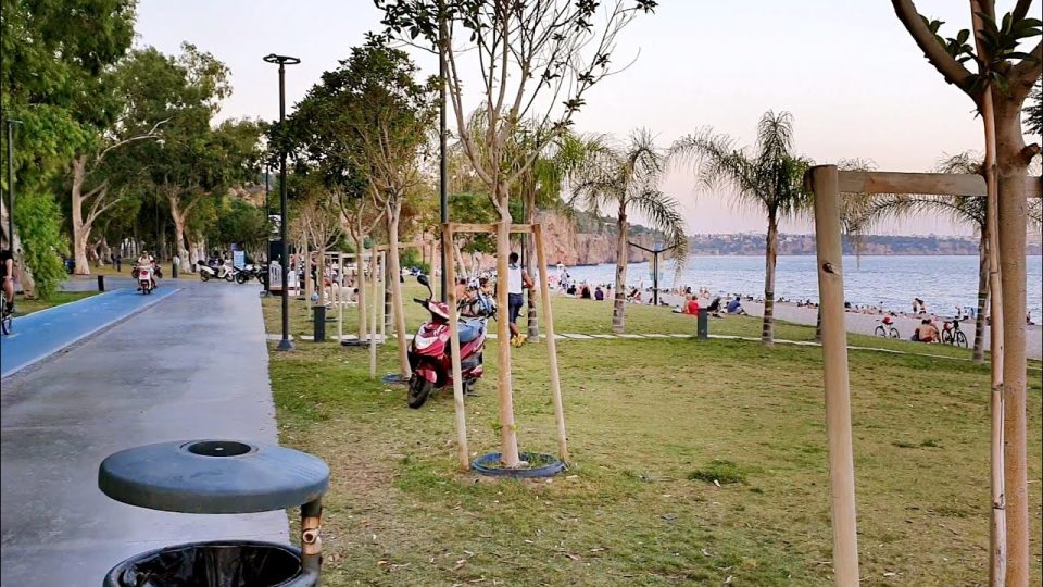 Antalya Konyaaltı Beach Park Deniz Manzarası ve Dinlenen İnsanlar - Huzur Antalya'da...