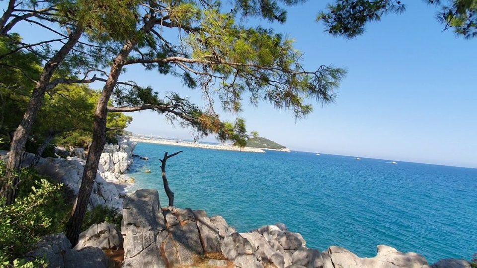 Küçük Çaltıcak Piknik Alanı Kayalıklardan Deniz ve Sıçan Adası Manzarası Antalya Gezi Tatil