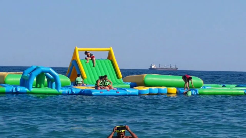 Konyaaltı Plajında Denizde Şişme Oyun Parkı - Antalya Gezi Tatil