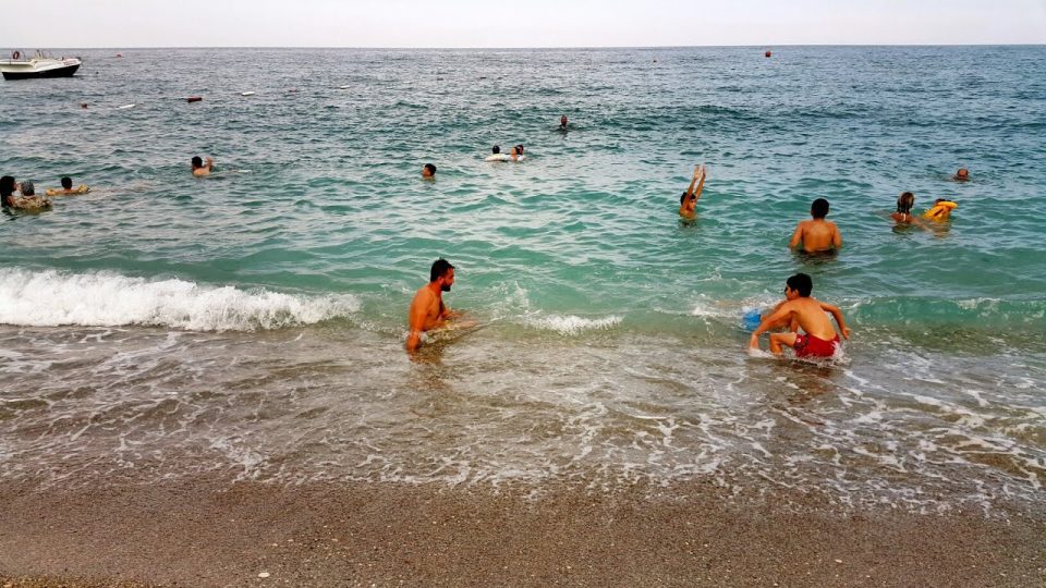 360 Degree sea enjoyment, wave sounds, holidaymakers, children having fun, beach holiday 360 ° video