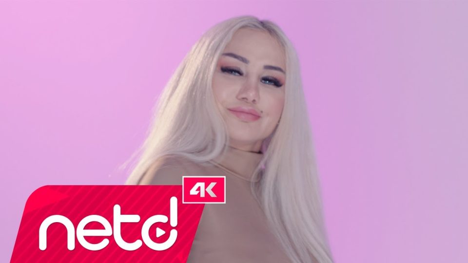 Eva Benır - Kalbi Olan Varmı