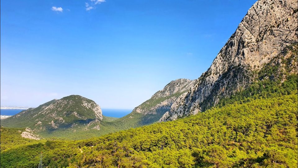 Antalya Altınyaka yolunda ormanların arasında deniz manzarası