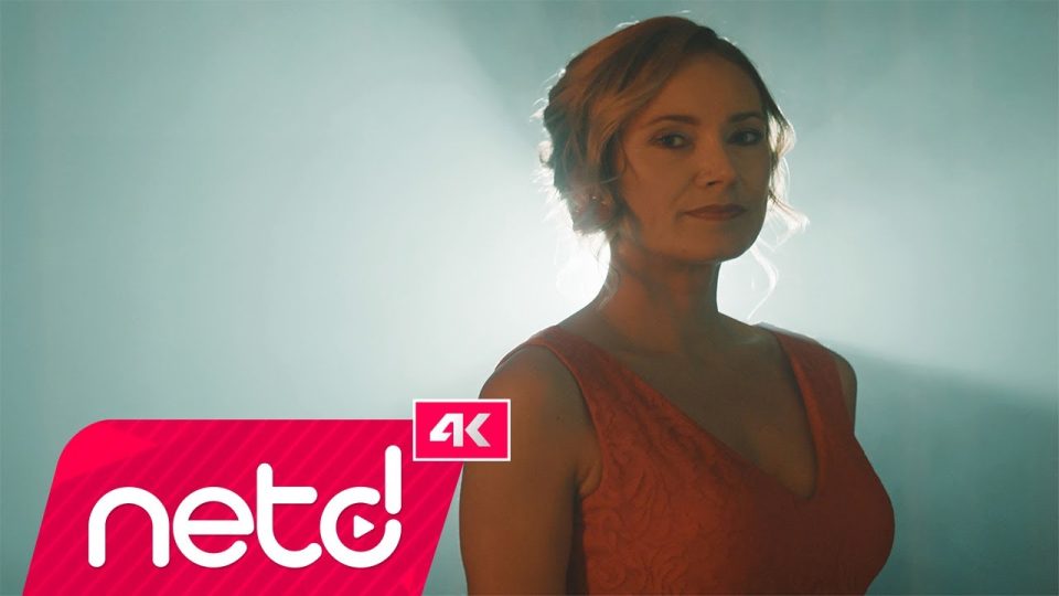 Jülide Bilgi - İnce Bir Bulut Gibi Siyah İpek Peçesi