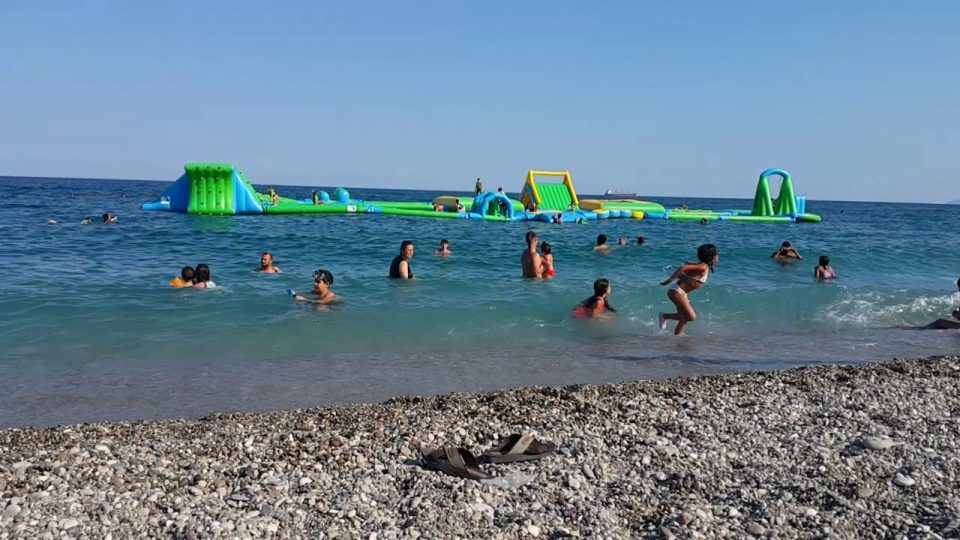 Konyaaltı Plajı Denize Girenler Antalya Deniz Manzarası Gezi Tatil