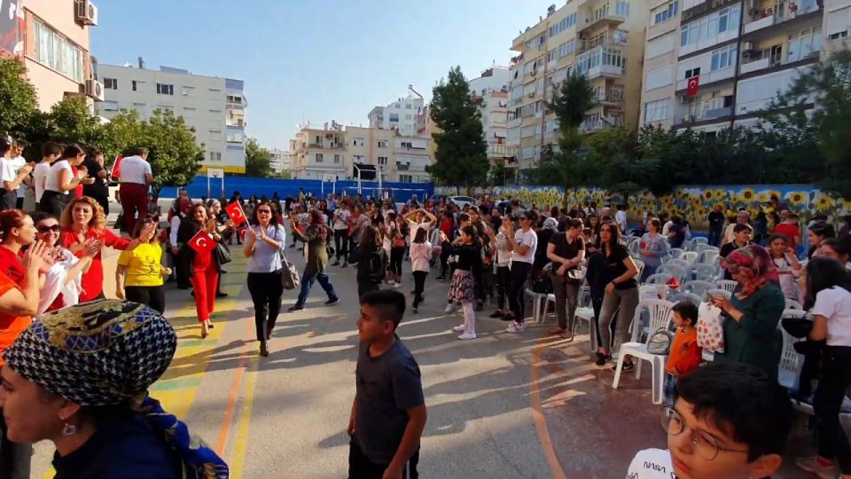 Yaşa Mustafa Kemal Paşa Yaşa - Antalya Merkez Orta Okulu Öğretmenleri İzmir Marşı