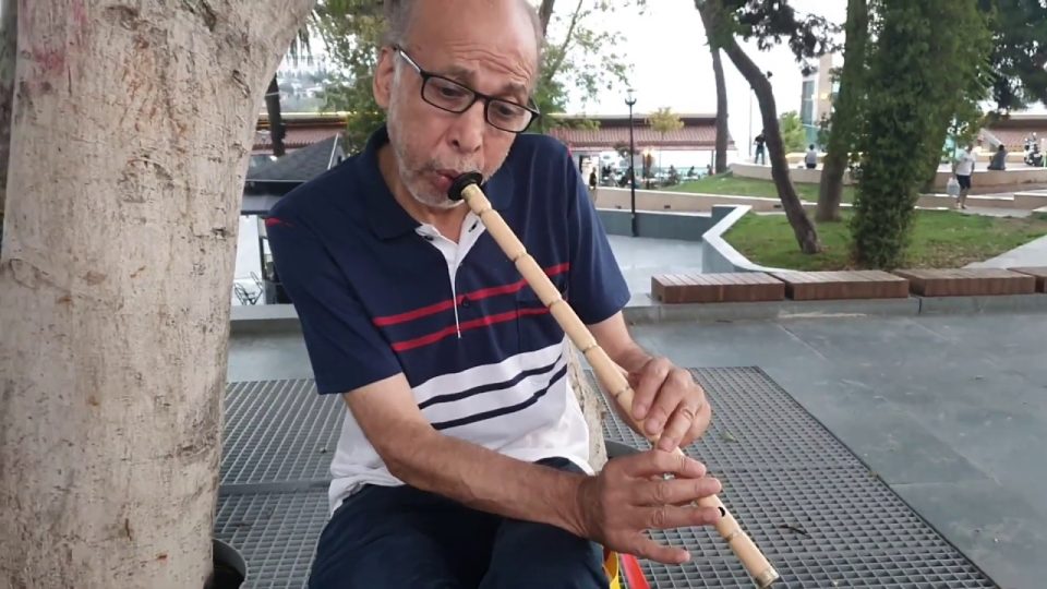 Nasıl geçti habersiz O güzelim yıllarım sözleri - Antalya Sokak Müzisyeni