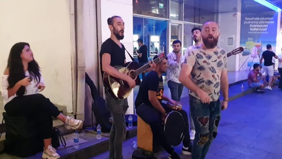 Yürüyorum Sana Doğru - Cennet böyle güzel olamaz sözleri - Grup Orfe07 - Sokak Müzisyenleri