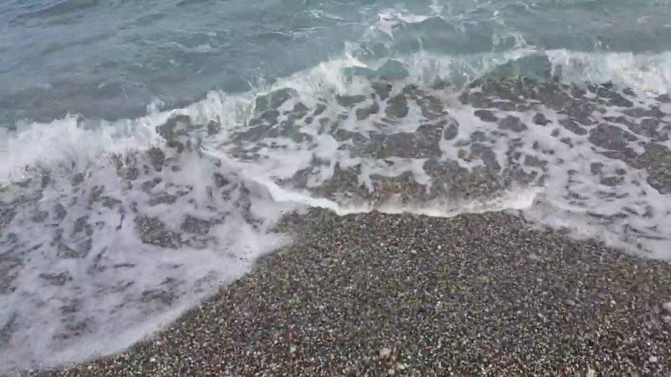 Konyaaltı plajı deniz ve dalga sesi tertemiz su Antalya Kumsalı gezi tatil tur