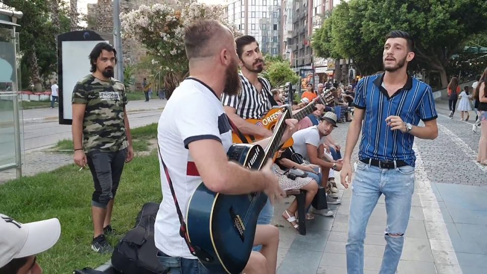 Böyle Ayrılık Olmaz Kim derdi ki seninle Bir gün ayrılacağız sözleri Grup Orfe07 Sokak Müzisyenleri