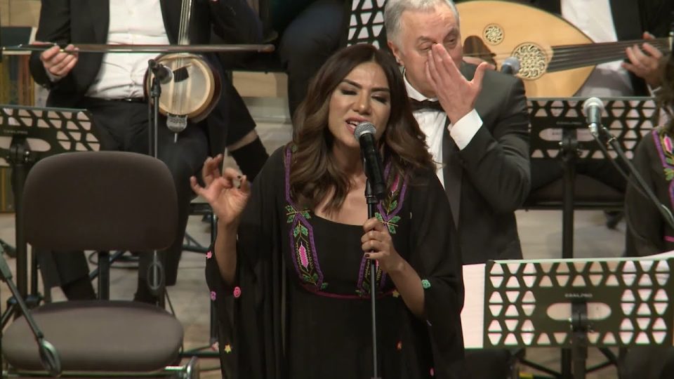 NAZLI ÖKSÜZ - Kalenin Dibinde Bir Taş Olaydım Şarkı Sözleri