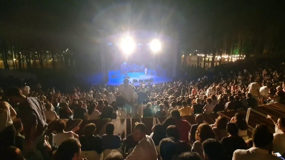 Selda Bağcan Antalya Konserinde "Uğurlar Olsun" parçası ayakta alkışlandı