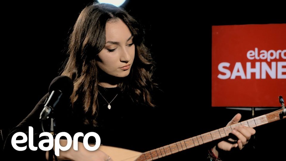Simge Bozkurt - Kaleden Kaleye Şahin Uçurdum Sözleri