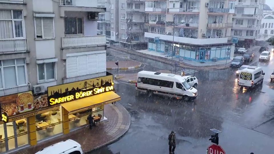 Antalya'ya Lapa Lapa Kar Yağıyor