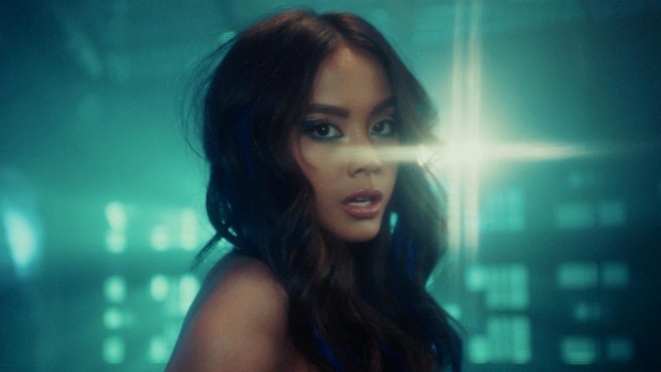 Ylona Garcia - Entertain Me Lyrics