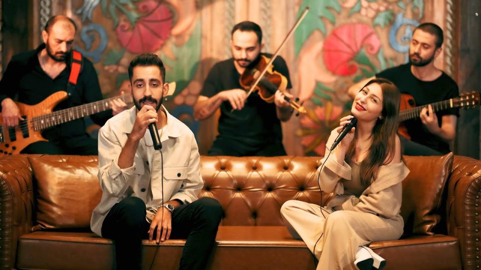 Sıla Şahin & Bedo - DÖNÜYORUM EVE ŞARKI SÖZLERİ