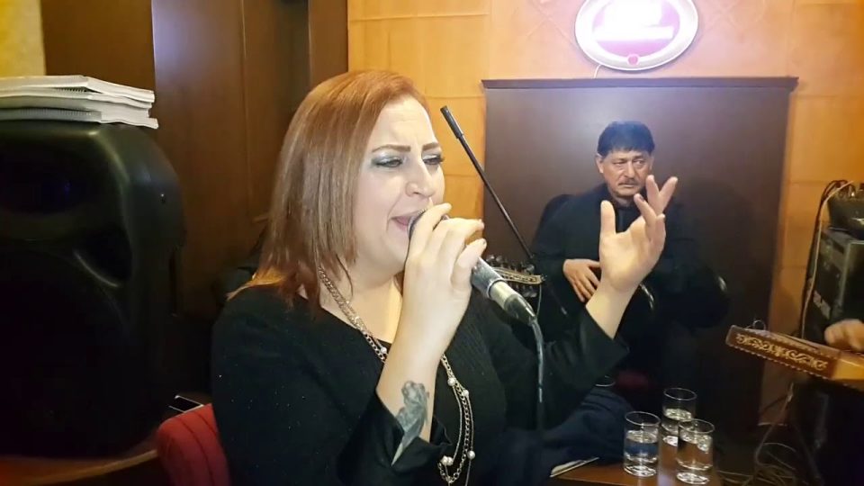 Yalan Gözlerin Sözleri - Kalbimde gizli bir sevgi mi arar Gözlerime bakıp dalan gözlerin