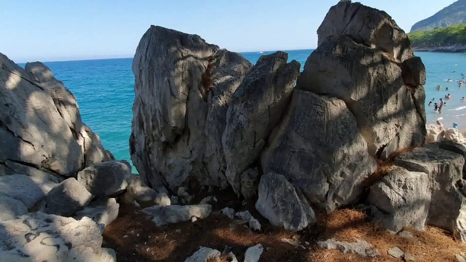 Küçük Çaltıcak Kayalıklardan Kumsala İniş Antalya Çam Ormanları Deniz Manzarası