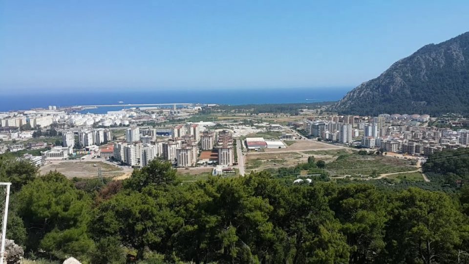 Altınyaka Yolu Seyir Terası Antalya Deniz Manzarası ve bu manzarayı kirleten çirkin ucube yapı