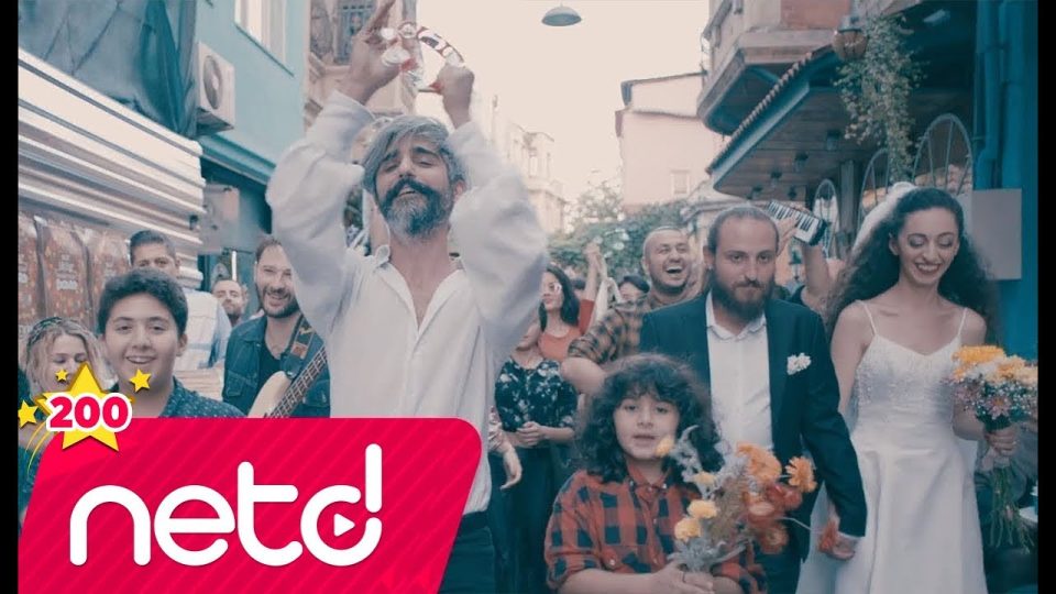 Manuş Baba - Eteği Belinde Şarkı Sözleri