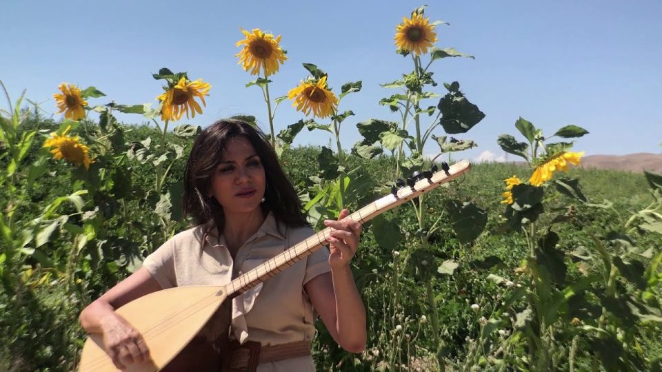 NAZLI ÖKSÜZ - Suda Balık Yan Gider Şarkı Sözleri