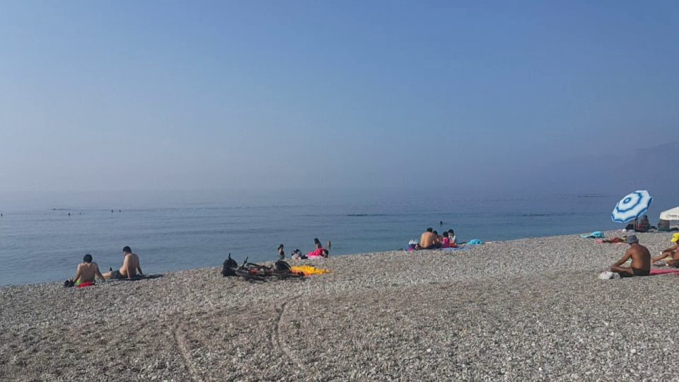 Antalya Beachpark plajında denize doğru yürümek - Antalya Gezi Tatil