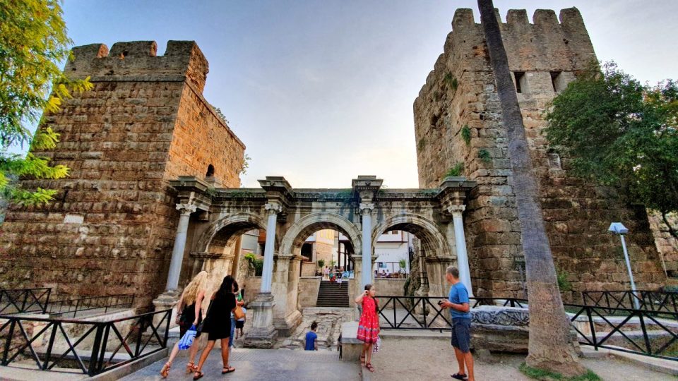 Üçkapılar Antalya Turistik Tarihi Mekanlar Gezilecek Yerleri Görülmesi Gereken Yerler