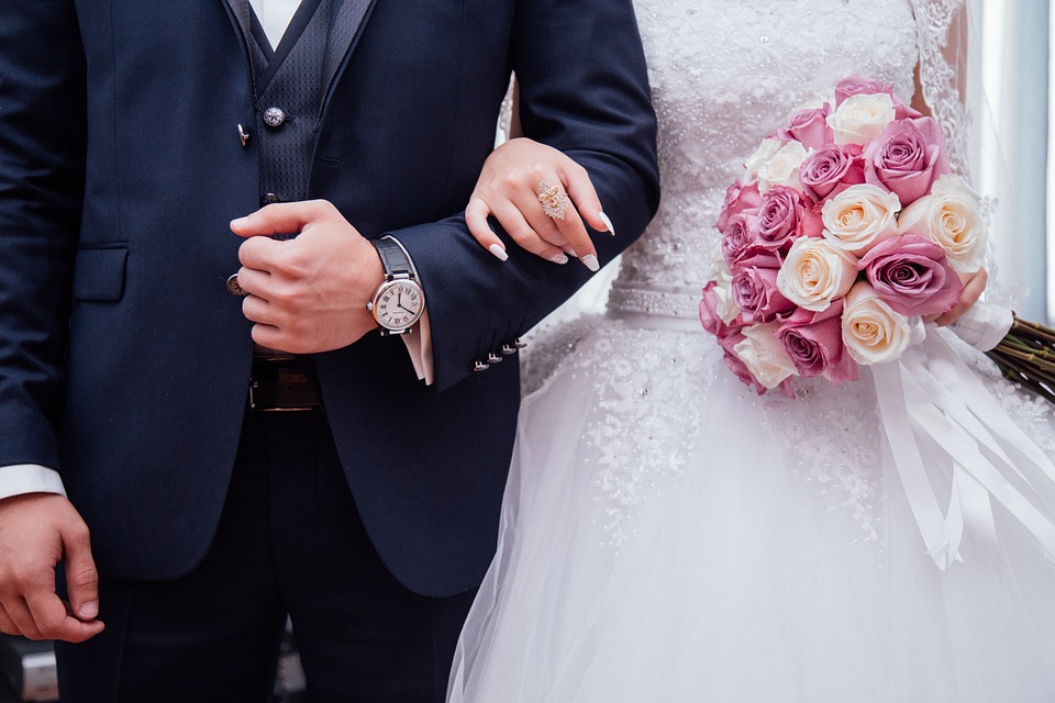 What are the reasons for the tendency of married couples to change spouses by divorce?