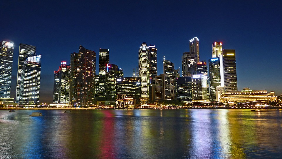 What should be done to encourage horizontal architecture in cities?
