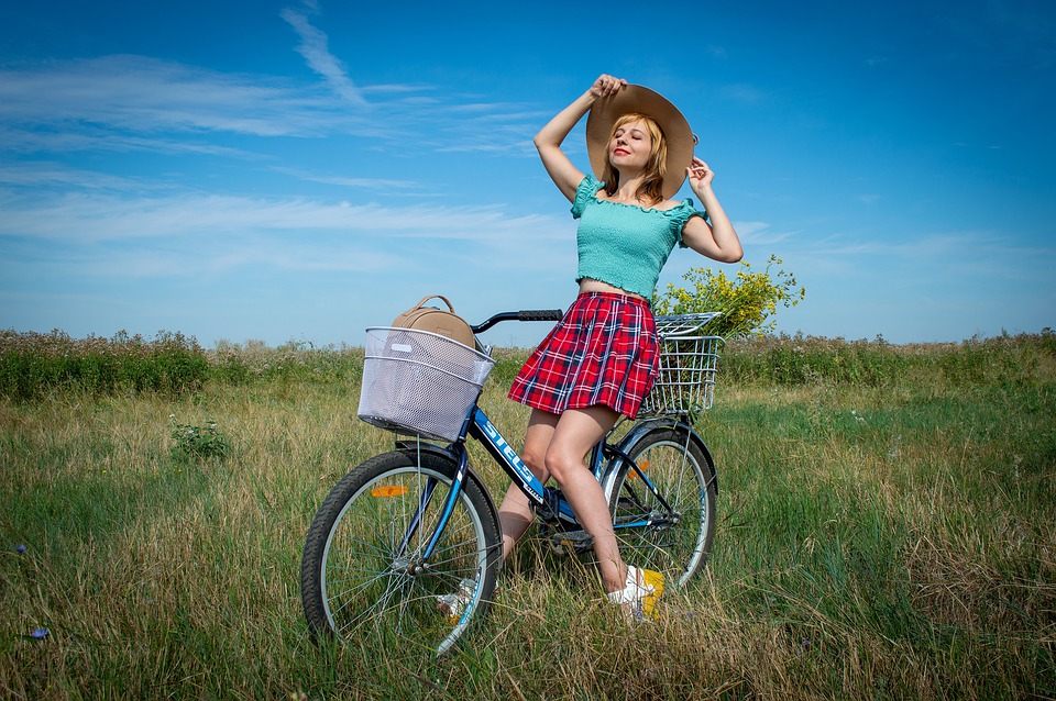 How can I prevent and treat numbness or tingling in my hands or feet while cycling?
