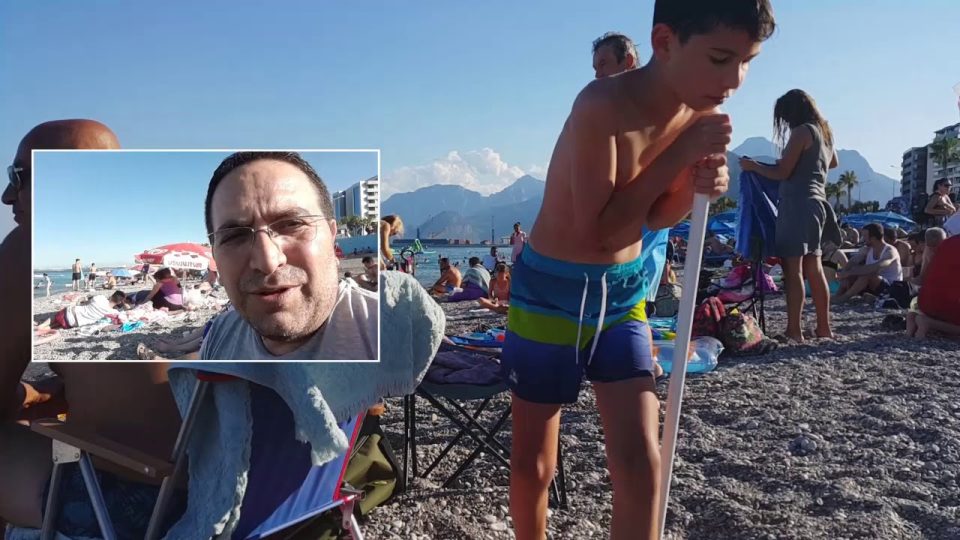 Konyaaltı Plajında Turistlerle Türkler arasındaki bariz fark – Antalya Gezi Tatil