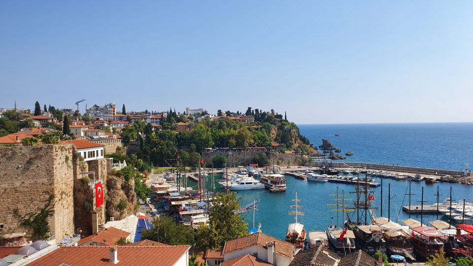 Tophane çaybahçesiden yat limanı ve deniz manzarası Antalya