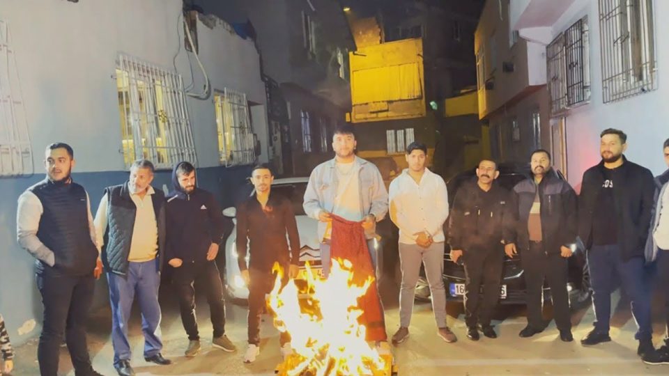 Şenol Evgi – Ayıkcaklar Keke Şarkı Sözleri