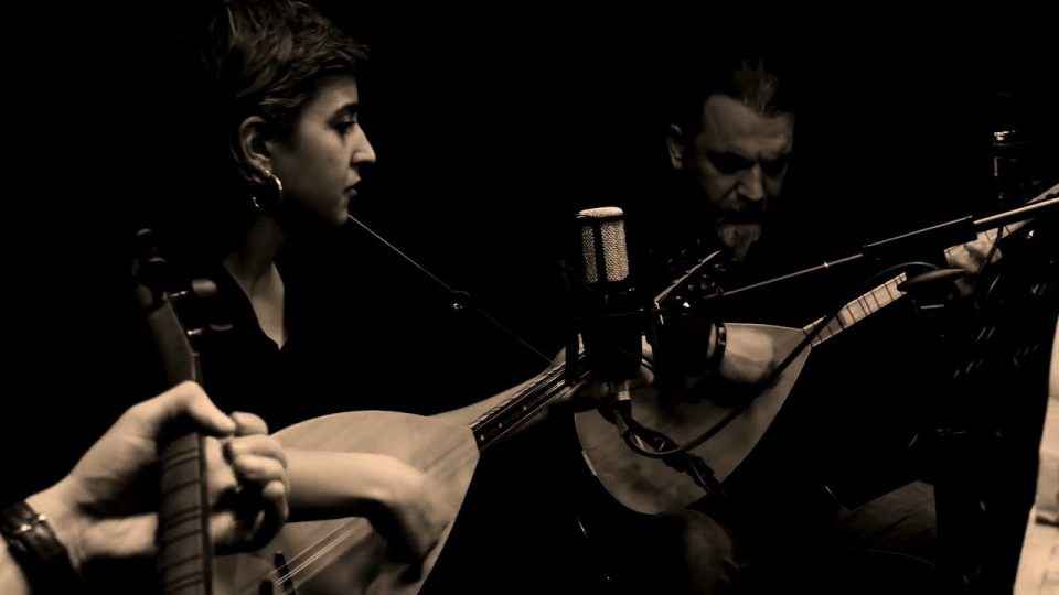 Taner Akyol Bağlama Ensemble – Garip Şarkı Sözleri