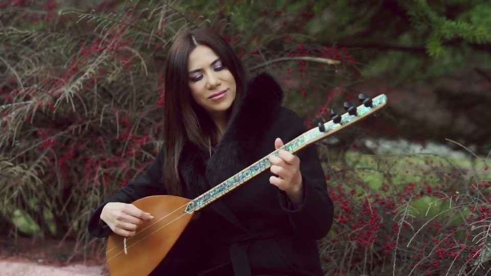 NAZLI ÖKSÜZ – Bayramlar Gelir Geçer Sözleri