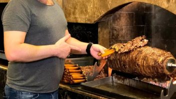Antalya’nın ünlü Cağ Kebap restoranından sıradışı videolar